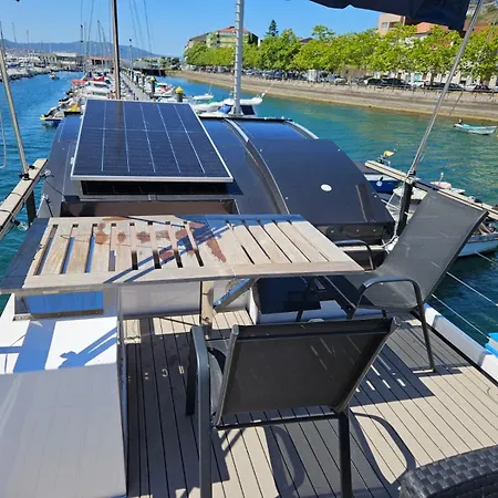Botel Duerme En Un Barco