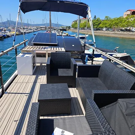 Duerme En Un Barco